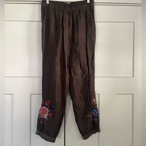 Johnny Was Pants - Johnny Was Violette Jogger Pants 
⭐️needs button sewn back on
